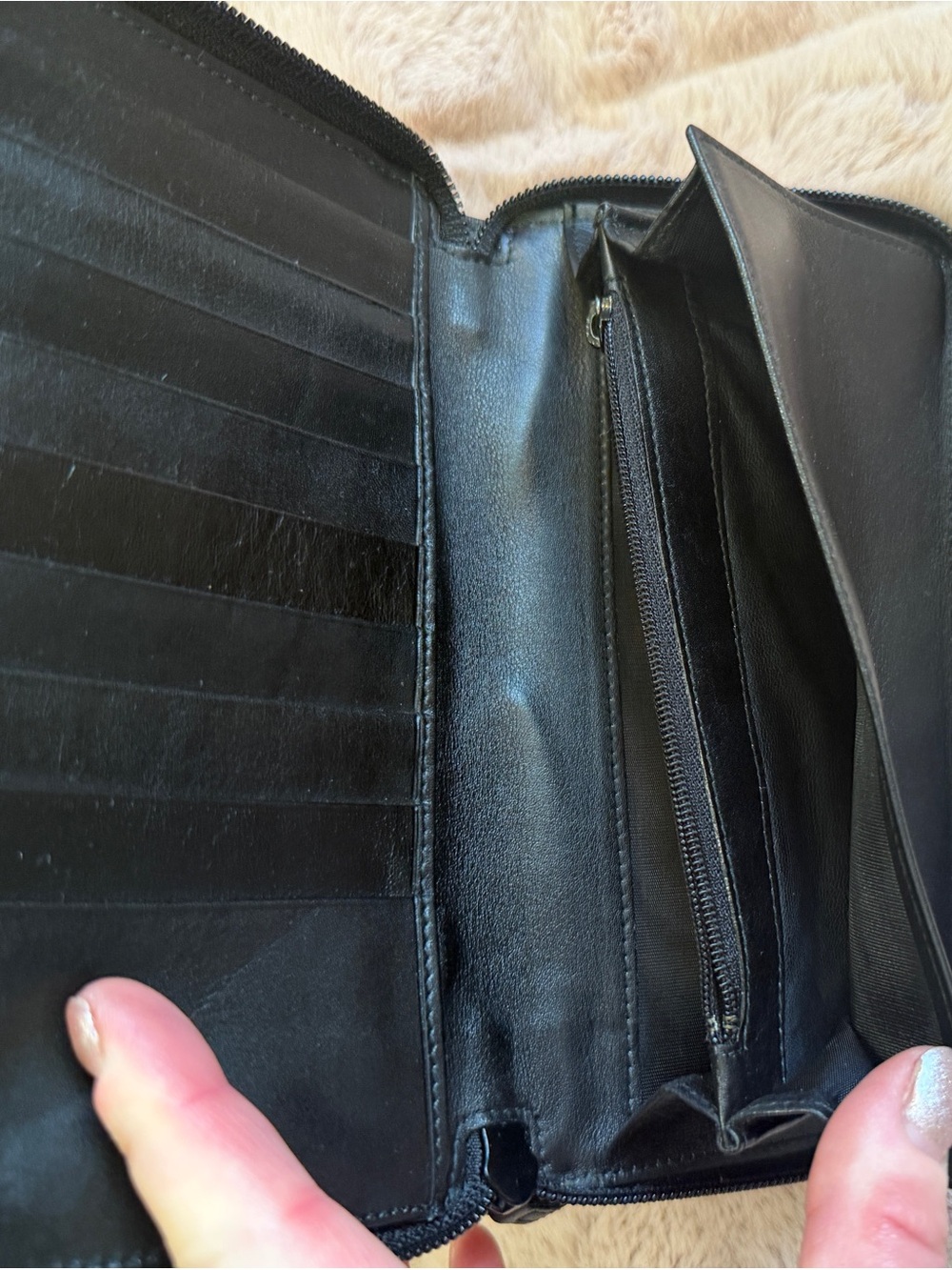 Gucci Black Leather Wallet with Embossed Logo - Picture 15 of 16